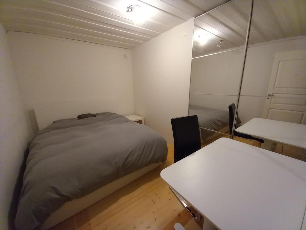 Séjour chez l'habitant Private With No Windows In Shared House-5 *